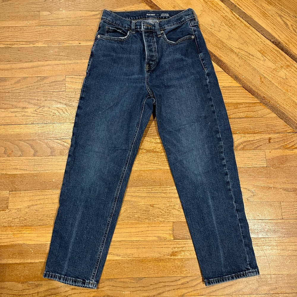 High-waisted jeans